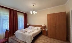 Udvarház Akadálymentes Családi Apartman